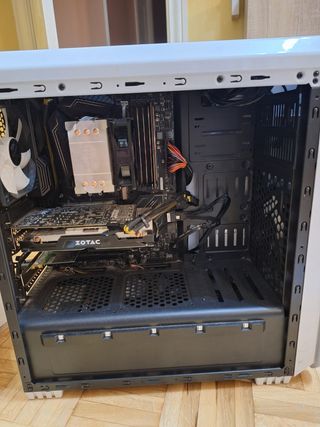 PC sobremesa blanco