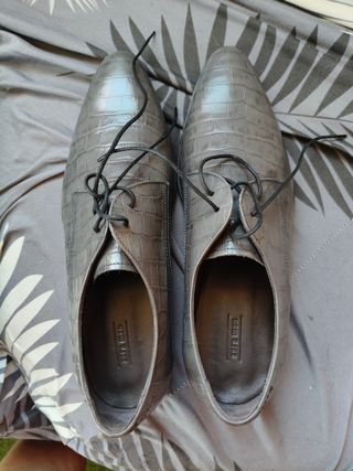 Zapatos prácticamente nuevos,100 € los 3 pares

