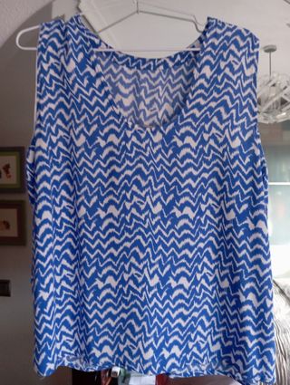 Blusa azul y blanca sin mangas