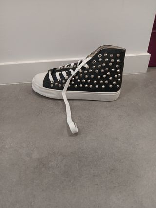 Converse con tachuelas negras
Talla 36 y 39