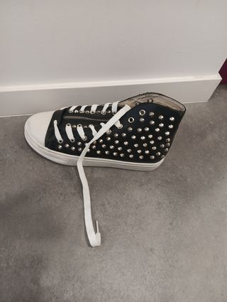 Converse con tachuelas negras
Talla 36 y 39