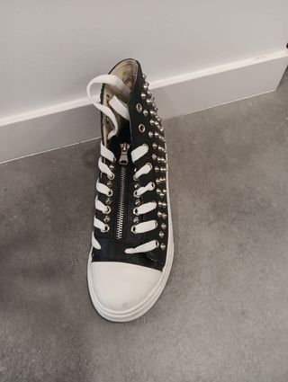 Converse con tachuelas negras
Talla 36 y 39