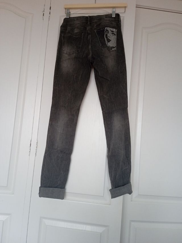Vaqueros Guess grises