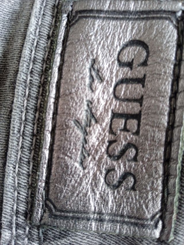 Vaqueros Guess grises
