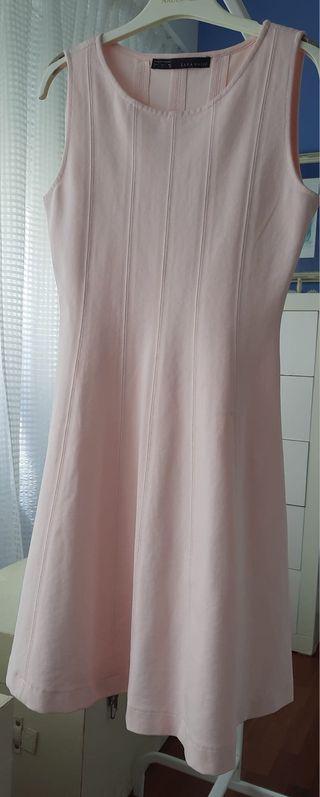 Vestido rosa elastico de Zara. 