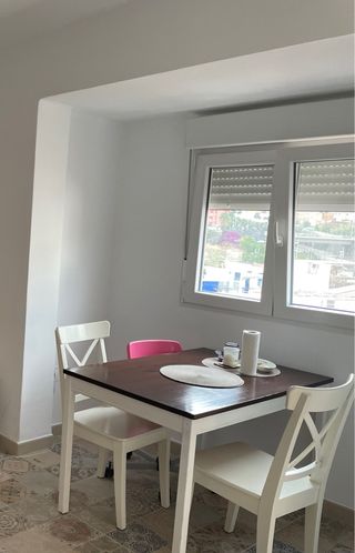 Mesa comedor madera blanca y marrón