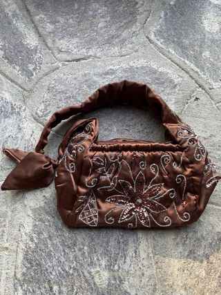 Borsetta con decori floreali e paillettes 