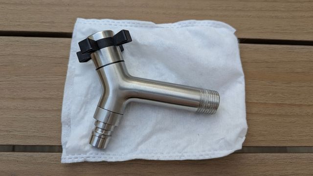 Grifo terraza acero inoxidable y negro.