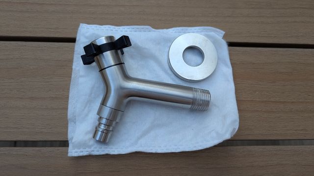 Grifo terraza acero inoxidable y negro.