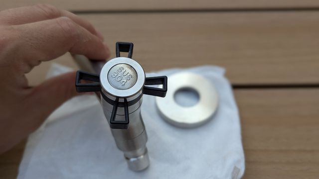 Grifo terraza acero inoxidable y negro.