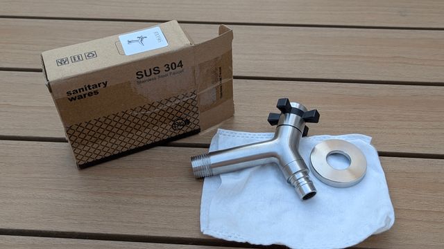 Grifo terraza acero inoxidable y negro.