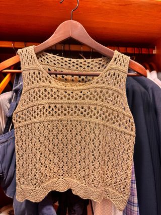 Top crochet dorado