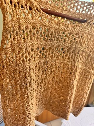 Top crochet dorado