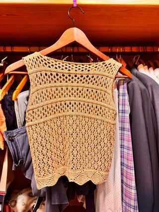 Top crochet dorado