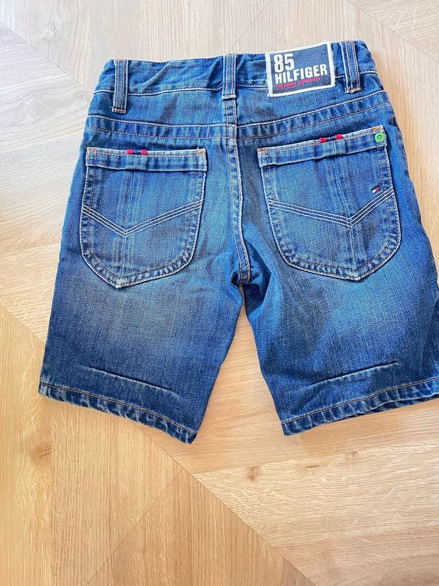 Pantalón vaquero corto.