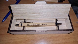 Penna in legno incisa + scatola