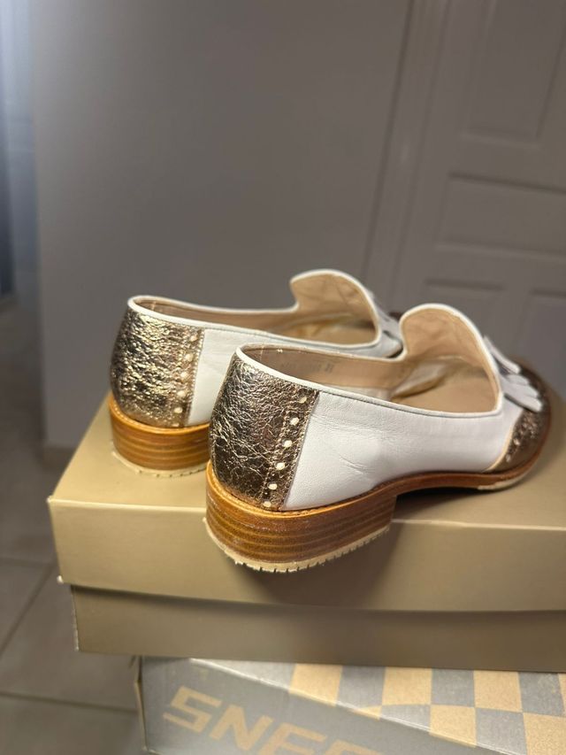 Mocasines dorados y blancos