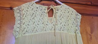 Blusa amarilla con encaje