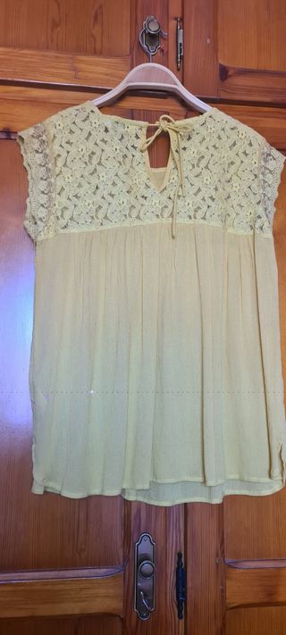 Blusa amarilla con encaje