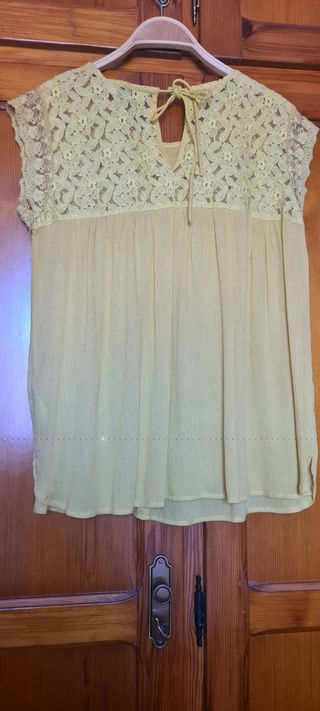 Blusa amarilla con encaje
