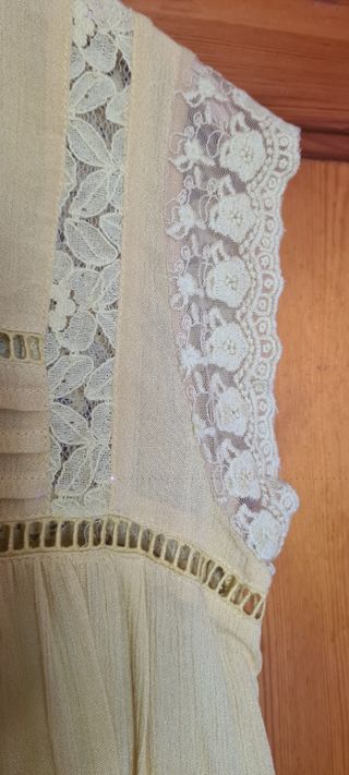 Blusa amarilla con encaje