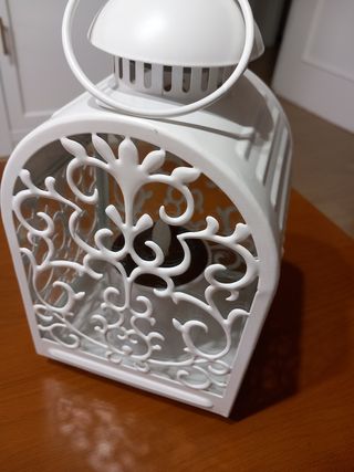 Farol blanco de metal.