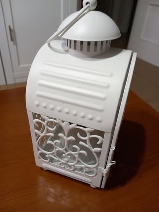Farol blanco de metal.