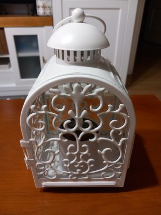 Farol blanco de metal.
