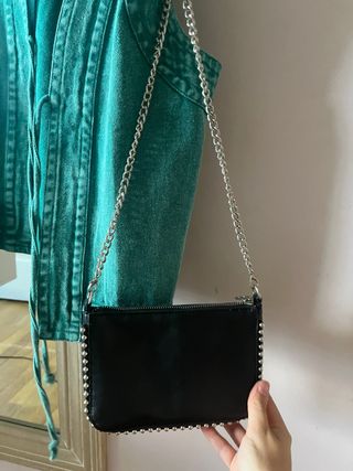 Bolso bandolera negro con tachuelas