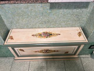 Cassapanca in legno dipinta