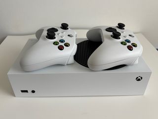 Xbox Series S blanca - 2 mandos