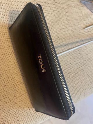 Cartera Tous con cremallera color negro.