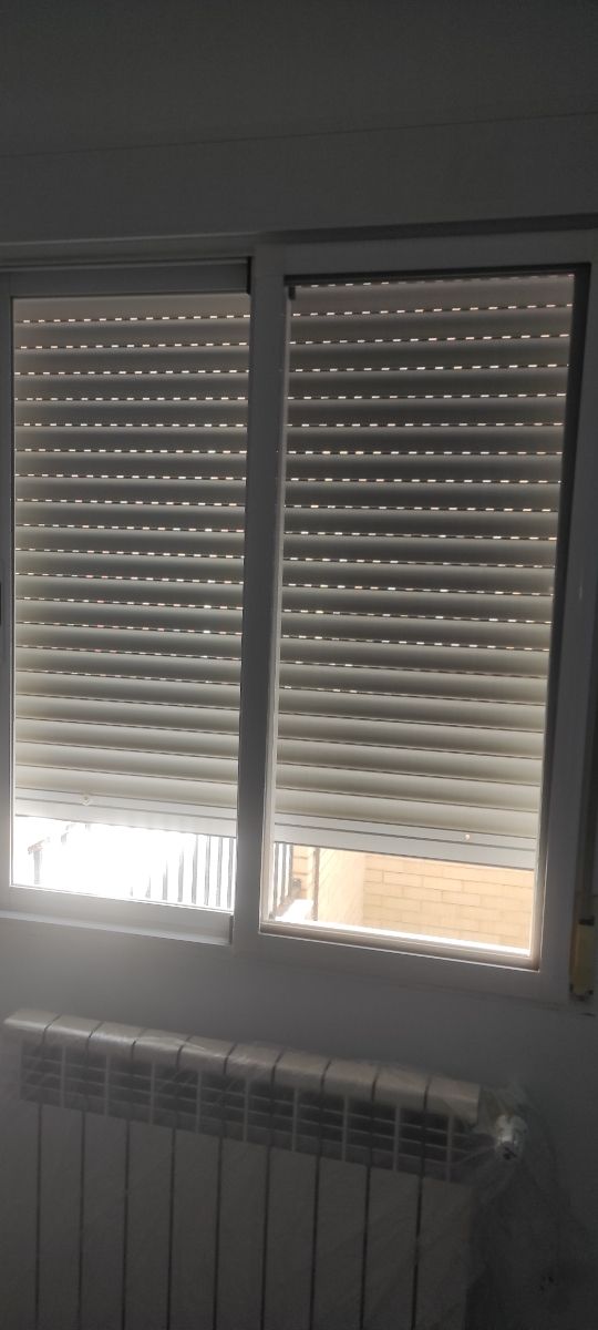 Ventana aluminio blanco cristal climalit 0.85x105