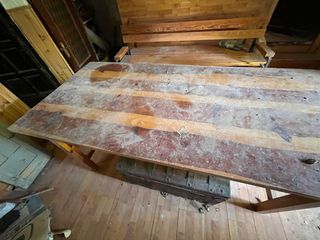 Mesa y bancos de madera