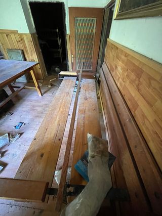 Mesa y bancos de madera