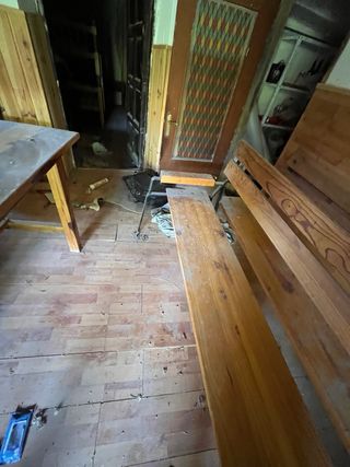 Mesa y bancos de madera