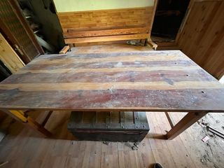 Mesa y bancos de madera