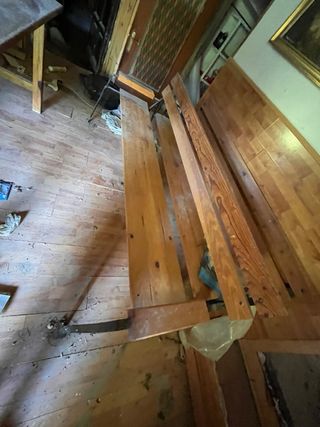 Mesa y bancos de madera