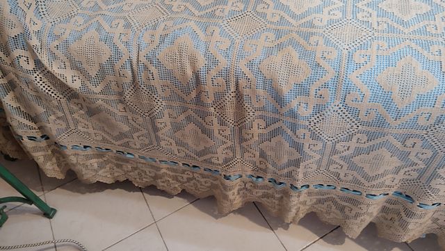 Copriletto uncinetto beige