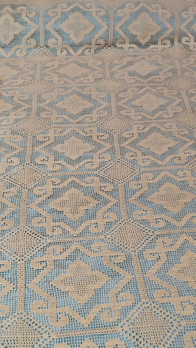 Copriletto uncinetto beige