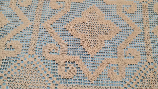 Copriletto uncinetto beige