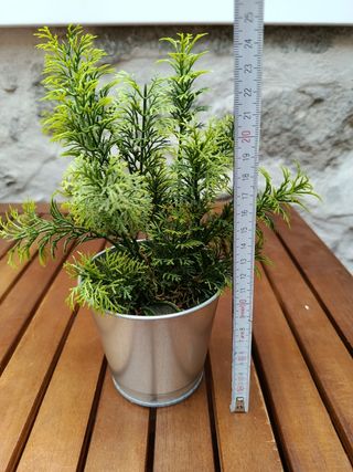 Planta artificial en maceta de metal