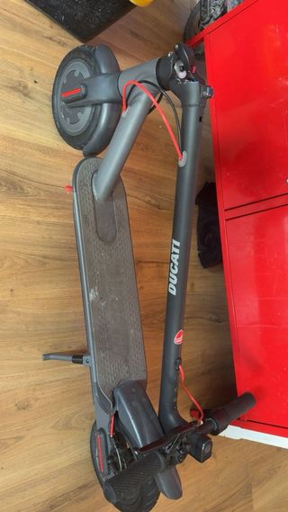 Patinete eléctrico Ducati, casi nuevo