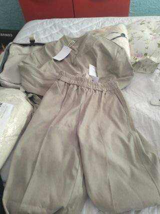 Traje chaqueta beige mujer pone talla s ,da M
