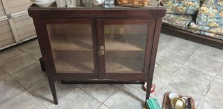 Vitrina antigua de madera