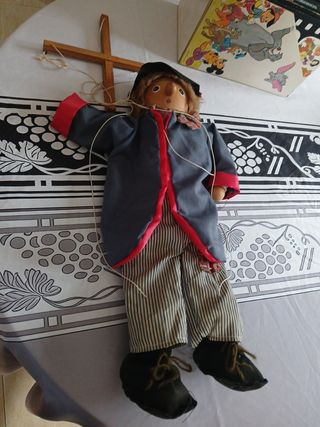 Marioneta clásica de madera