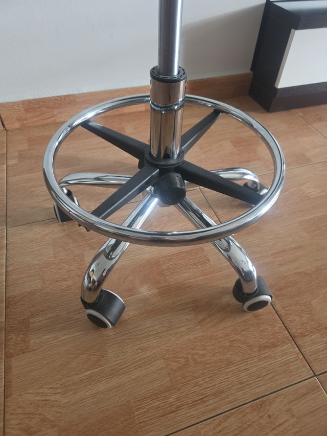 Taburete oficina giratorio cuero negro