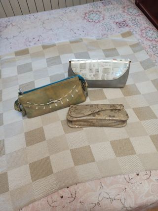 Bolsos de mano en piel, de diferentes marcas. 