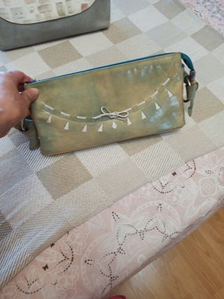 Bolsos de mano en piel, de diferentes marcas. 