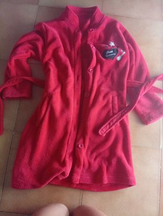 Bata roja niña